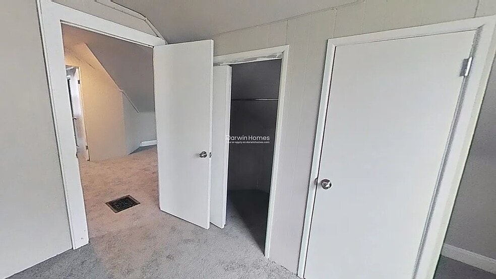 Building Photo - 529 E Victoria St