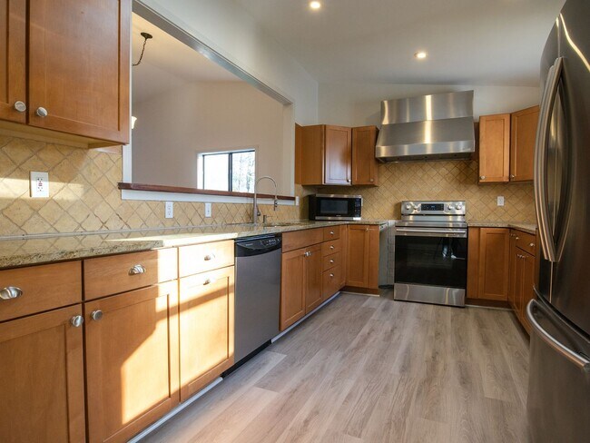 Building Photo - Move in ready 3 bedroom home