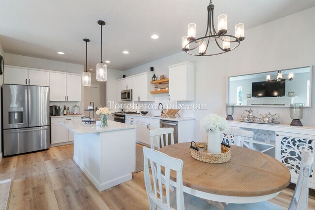 Building Photo - Luxurious 4 Bed/3.5 Bath Residence - Your ...