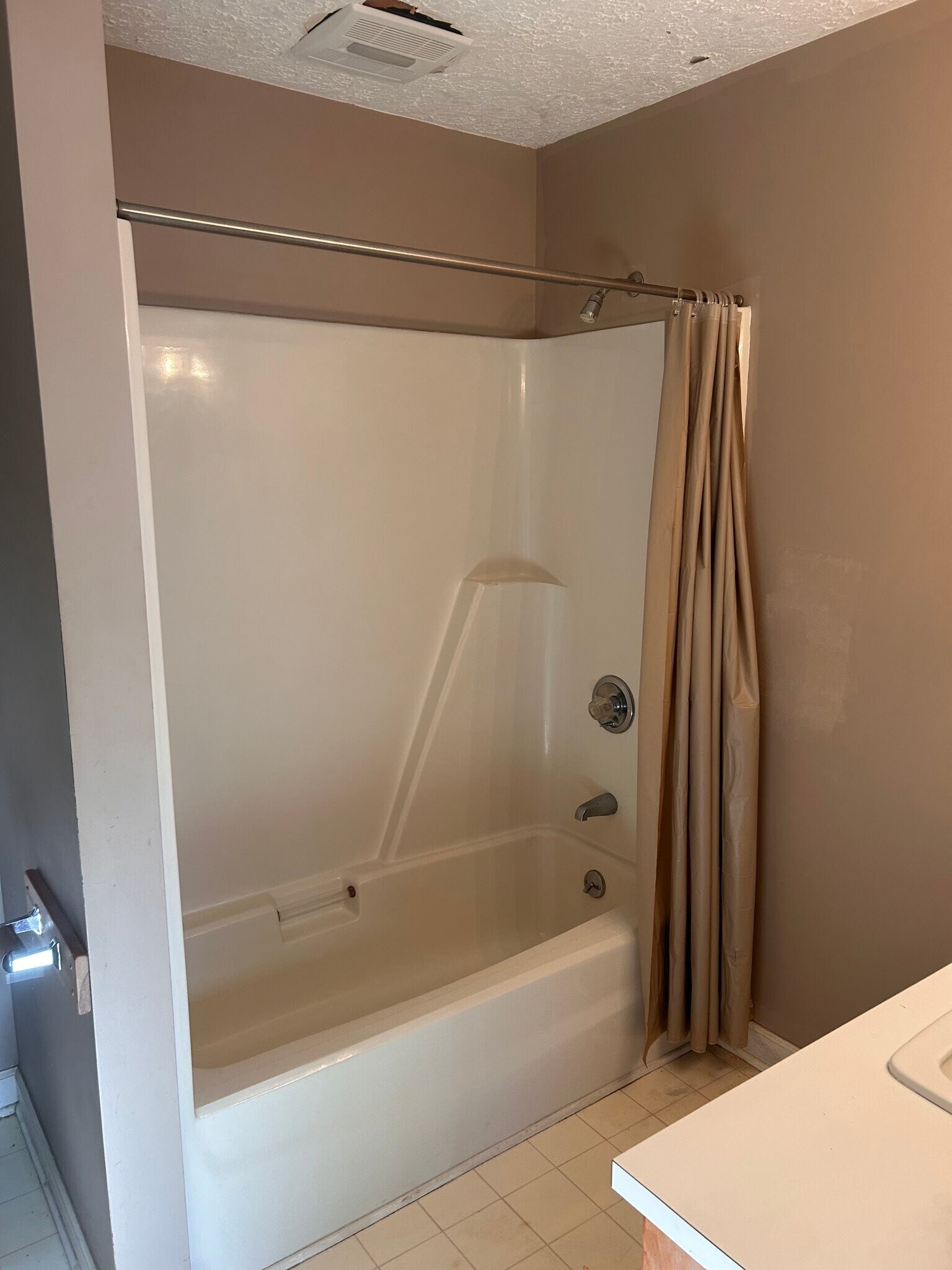 Building Photo - 547 N Oakland Ave