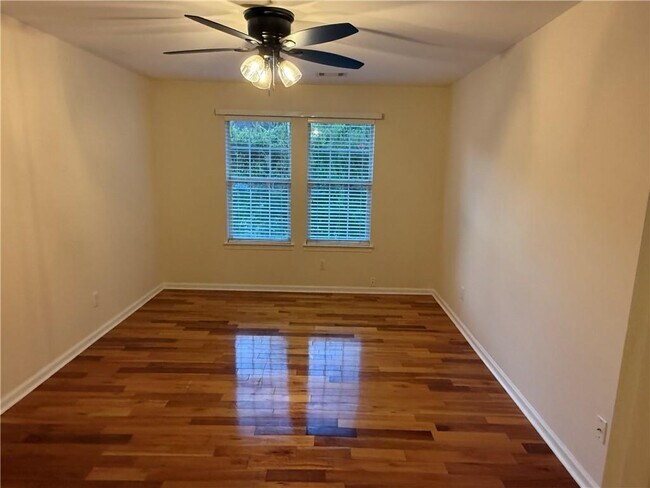 Building Photo - 6000 Carlow Ct SE