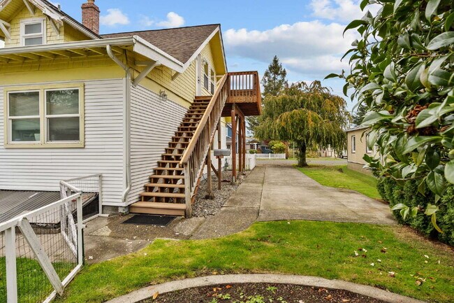 Building Photo - Adorable upper-floor APARTMENT One Bedroom. Washer/Dryer, Driveway parking for up to 3 vehicles. ...