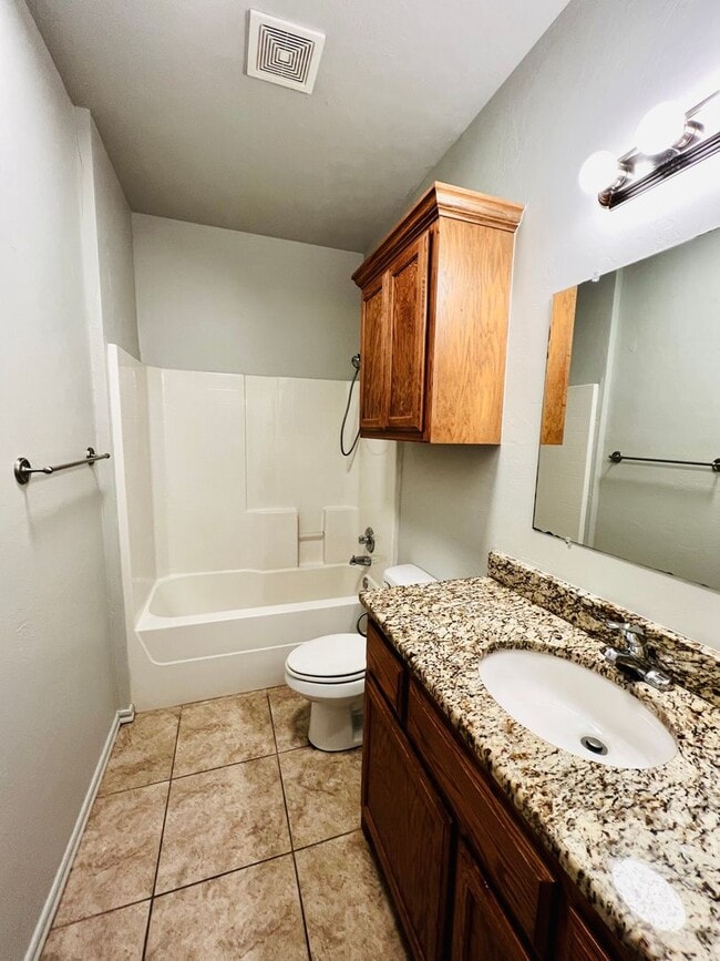 Building Photo - Charming 3BD 2BA Duplex in Yukon, The Gardens @ Chisholm Creek!!