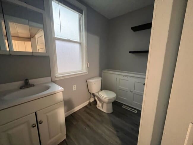 Building Photo - 2 Bedroom 1.5 Bath
