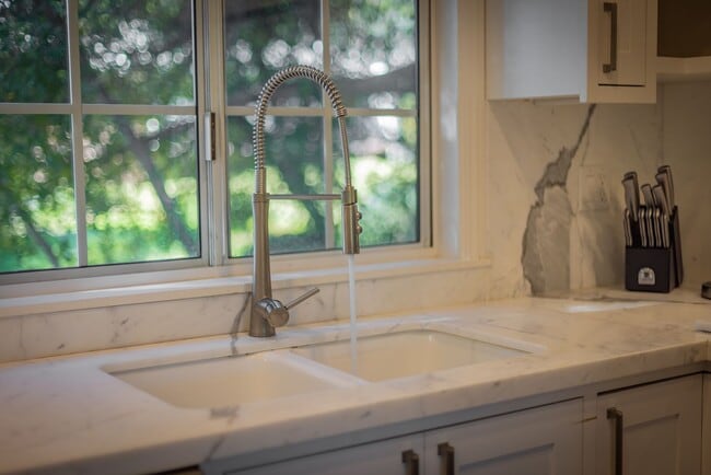 Building Photo - East End Hideaway