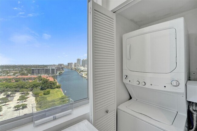 Building Photo - 2600 E Hallandale Beach Blvd
