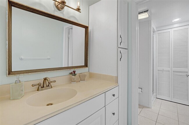 Building Photo - 4200 N Hwy A1A