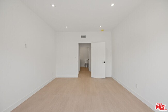 Building Photo - 10630 Wilkins Ave
