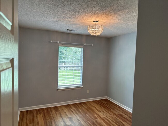Building Photo - 156 Shady Oak Cir