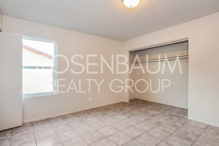 Building Photo - 465 W Ivyglen St