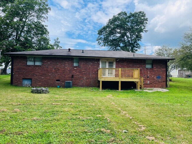 Building Photo - Wow! Check out this charming 4-bedroom, 1-...