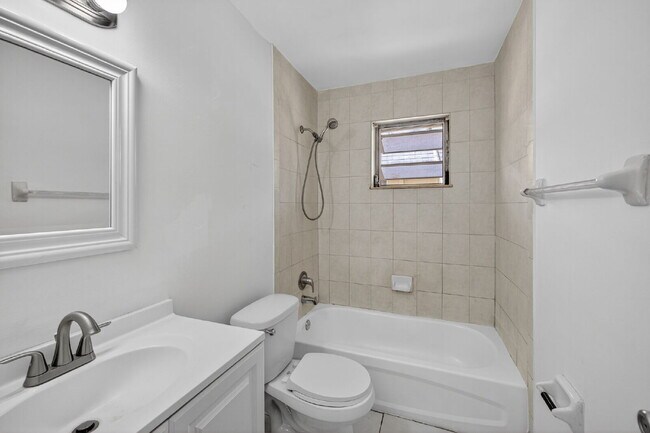 Building Photo - Bright & Modern 1-Bedroom Apartment in Prime Oakland Park Location