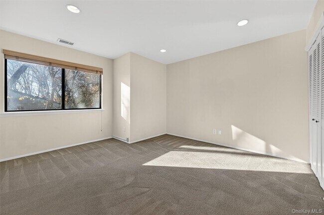 Building Photo - 7 Meadowood Dr