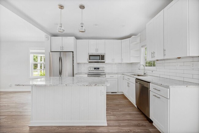 Building Photo - (Coming Soon) Renovated Home just minutes from Uptown!