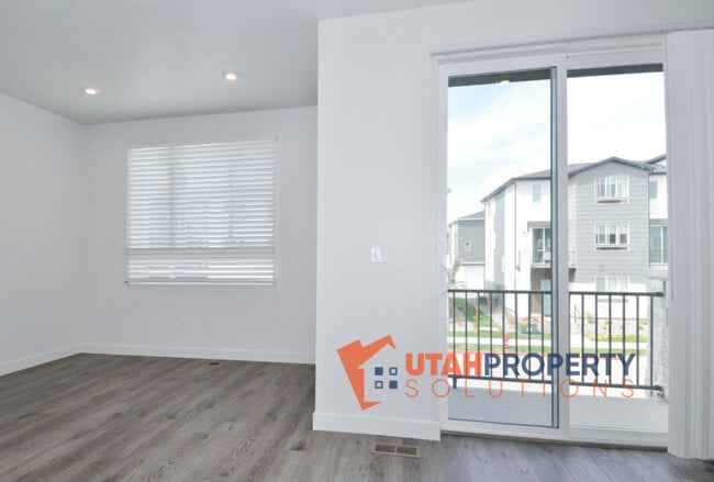 Building Photo - 1032 W 430 S