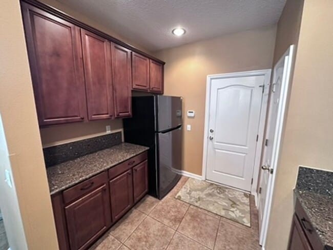 Building Photo - ***TWO WEEKS FREE*** Stylish 3BR Townhome with Garage & Walk-In Closet