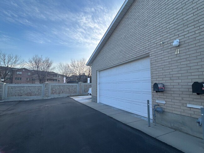 Building Photo - 3 Bedroom 2 Bathroom Condo in West Jordan by the new Temple!