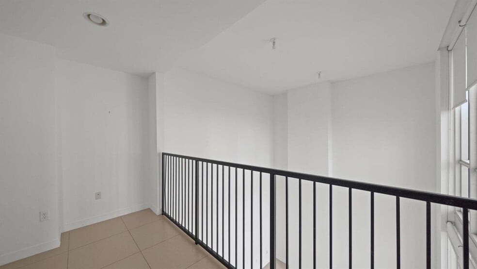 Building Photo - 300 S Biscayne Blvd