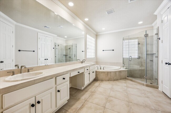 Building Photo - 2210 Bywater Dr