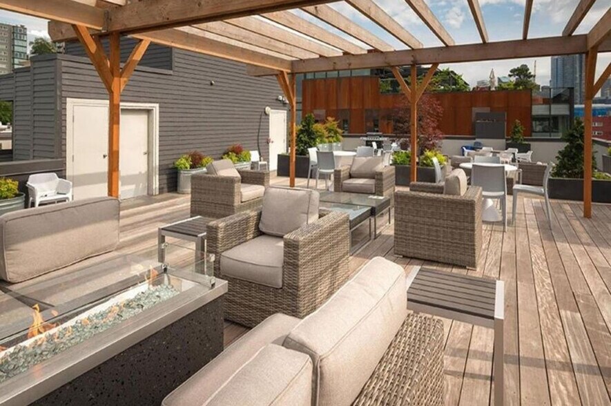 Building Photo - 526 Yale Ave N