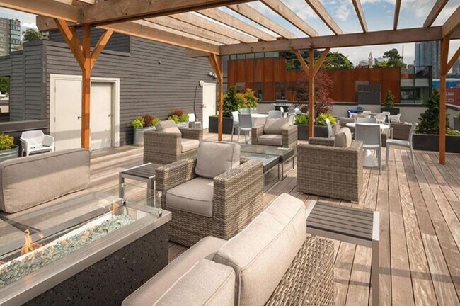 Building Photo - 526 Yale Ave N