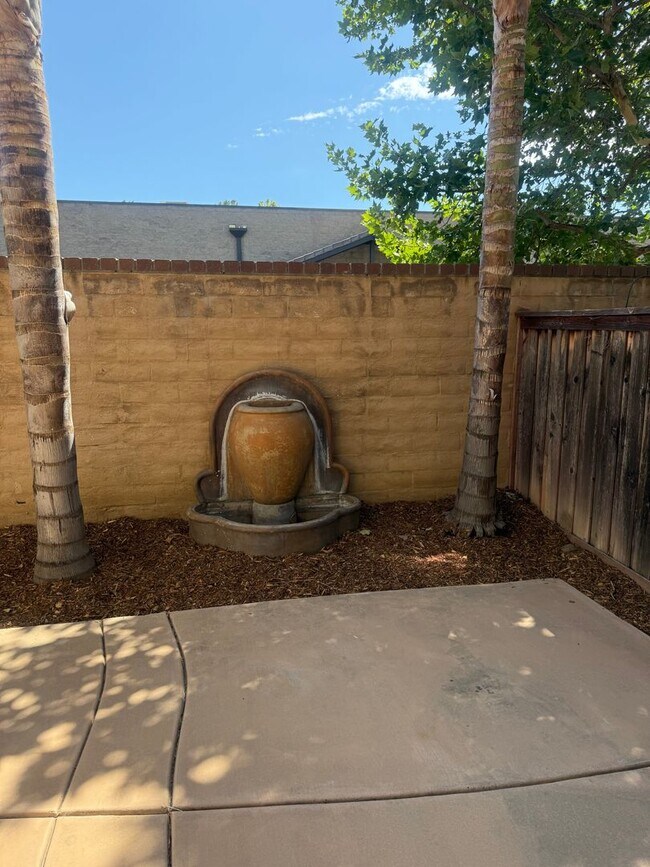 Building Photo - 3 bed 2 car garage condo for rent in Murrieta