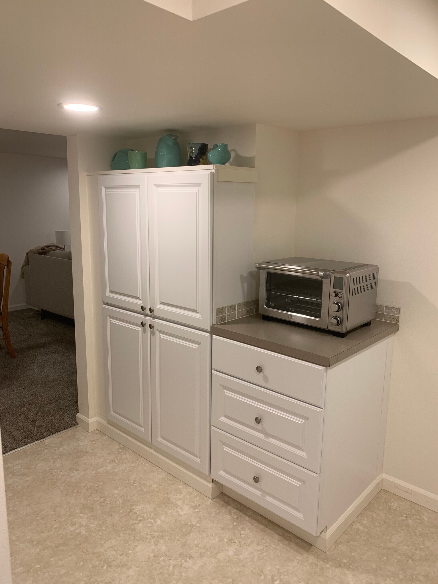 Kitchen fully furnished - 103 W 30th Ave