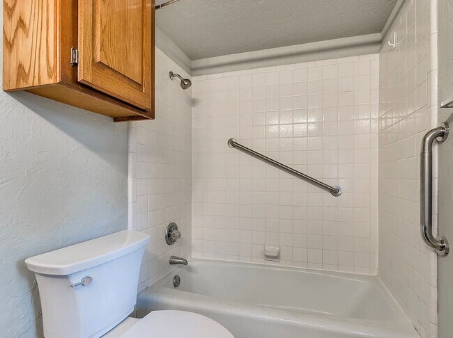 Building Photo - Beautiful 3bed/2bath Townhome Available in Westside Norman!!