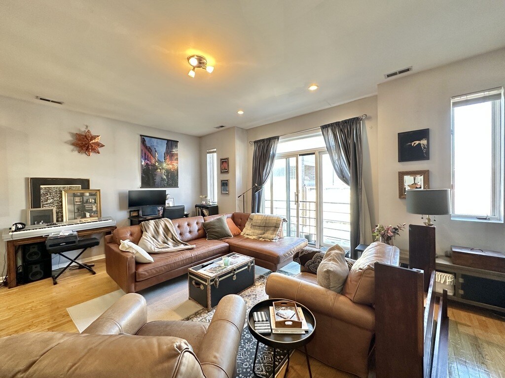 Building Photo - 1743 W North Ave