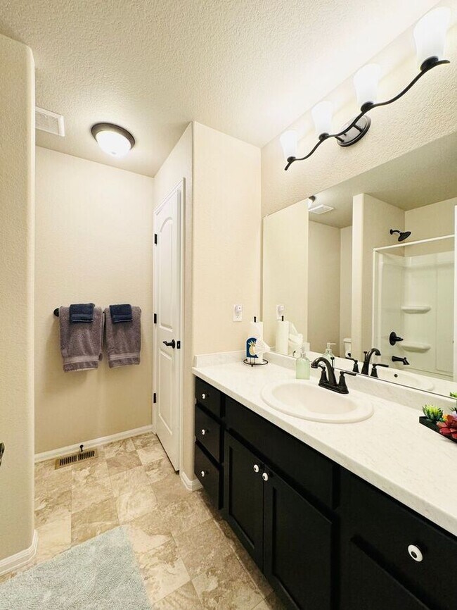 Building Photo - Spacious 3 bed/ 2.5 bath House In Severance