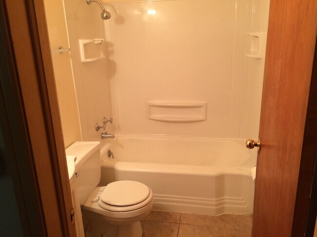 Building Photo - 1028 E Maxwell Ln