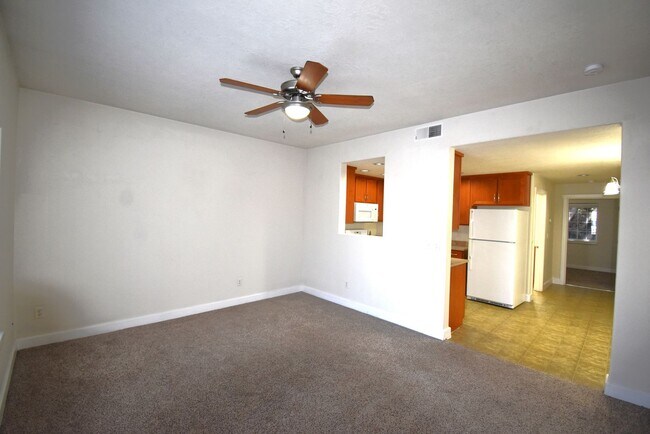 Building Photo - 1-Bedroom in Gated Community!