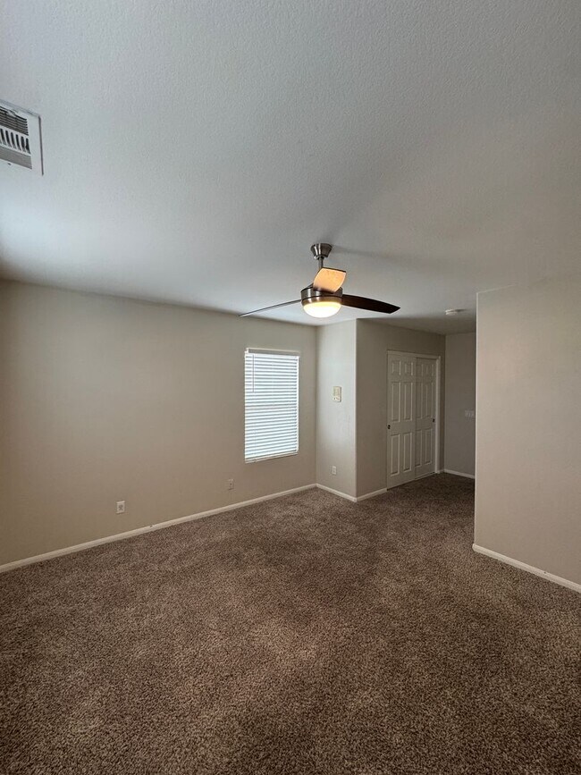 Building Photo - Spacious 3-Bed Lakeview Home with Loft & Community Amenities