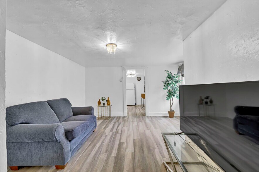 Building Photo - 427 E 156th St