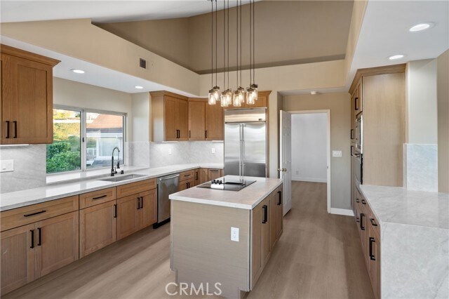 Building Photo - 6 Saros