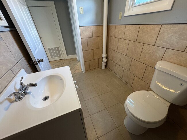 Building Photo - Christian Park 2 Bedroom 1 Bath