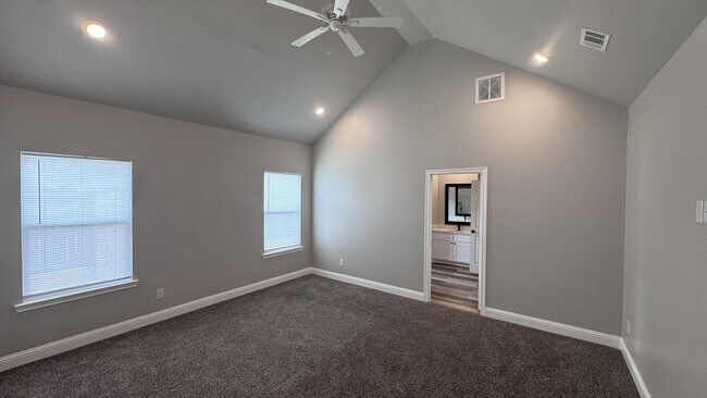 Building Photo - 117 Hessed St