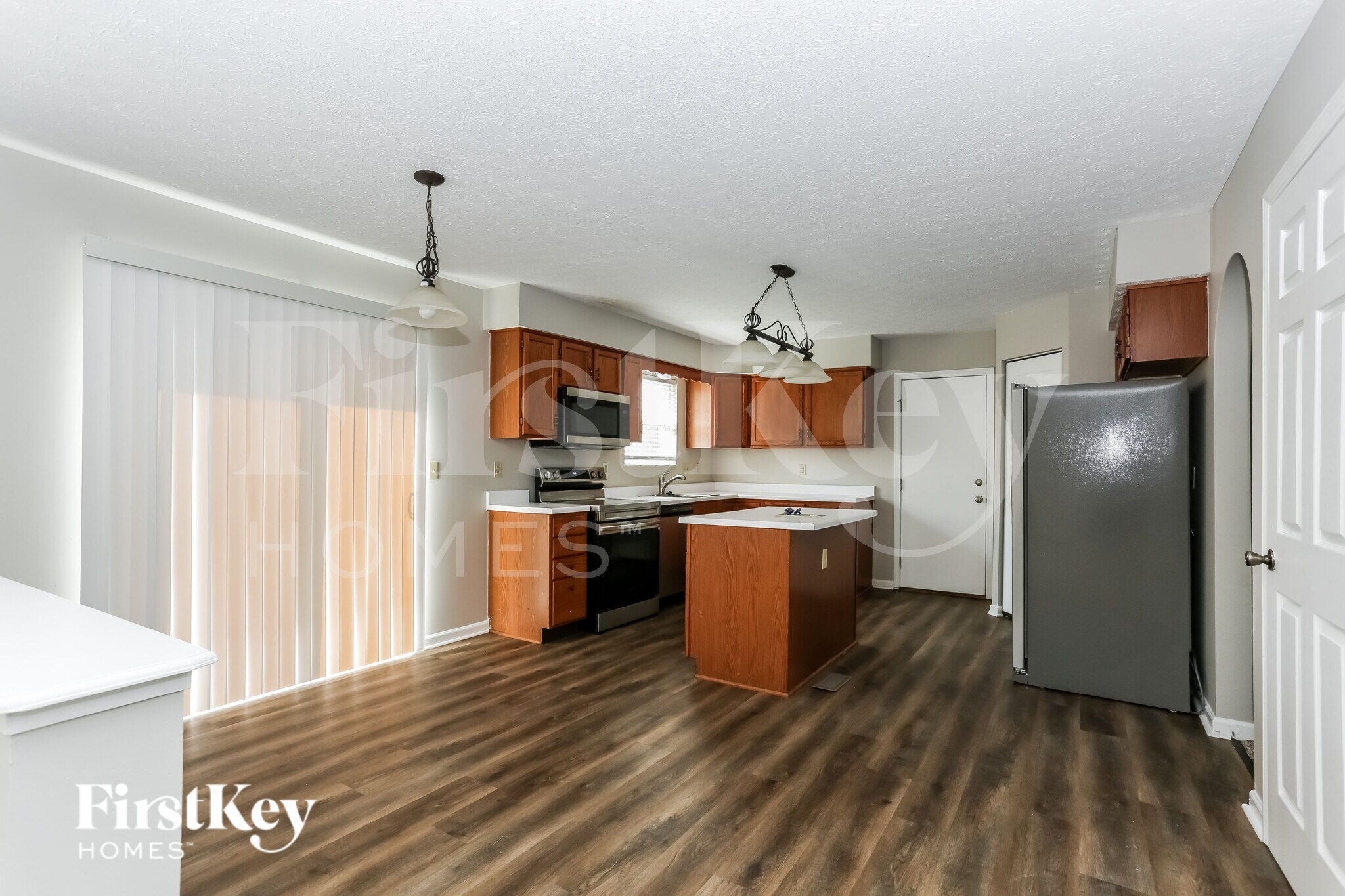 Building Photo - 81 Roxbury Dr