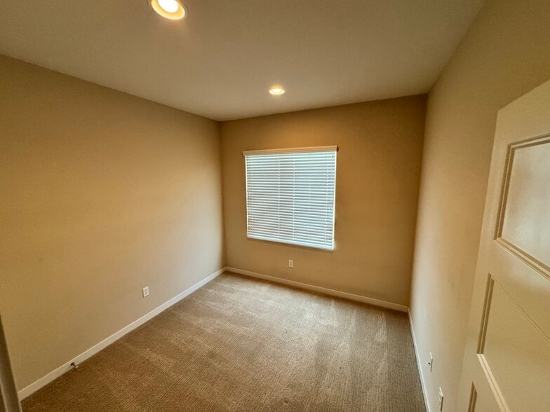 Building Photo - 1506 W Artesia Sq