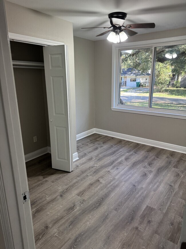 Building Photo - 212 Hazelnut St