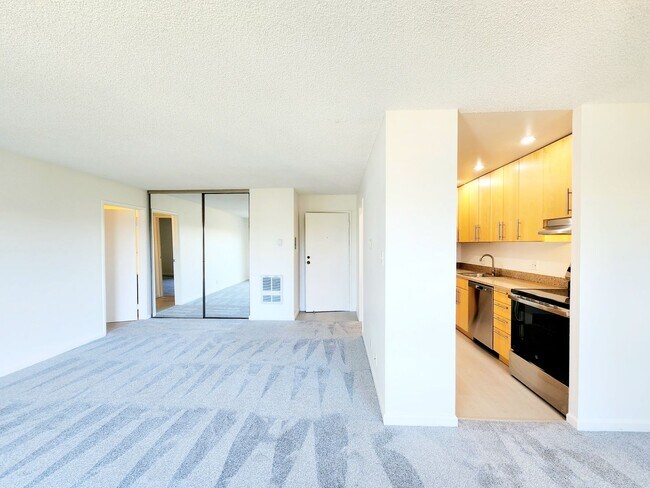 Building Photo - Top floor remodeled Woodlake unit