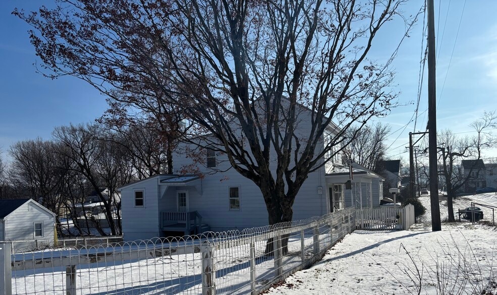 Side porch entrance to Kitchen - 39 Cleveland St
