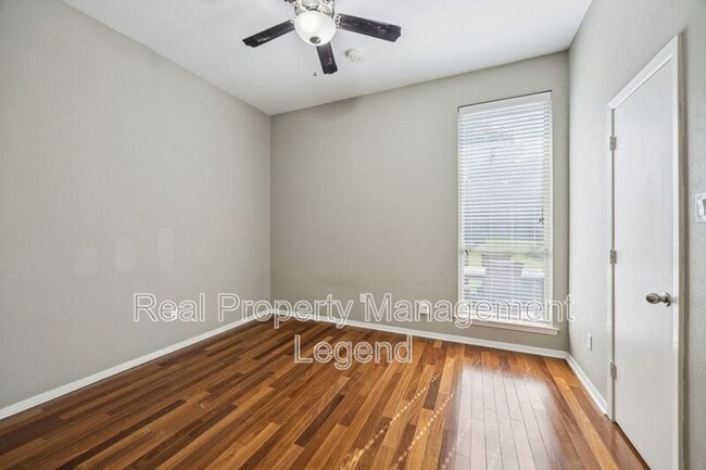 Building Photo - 618 Knollwood Dr