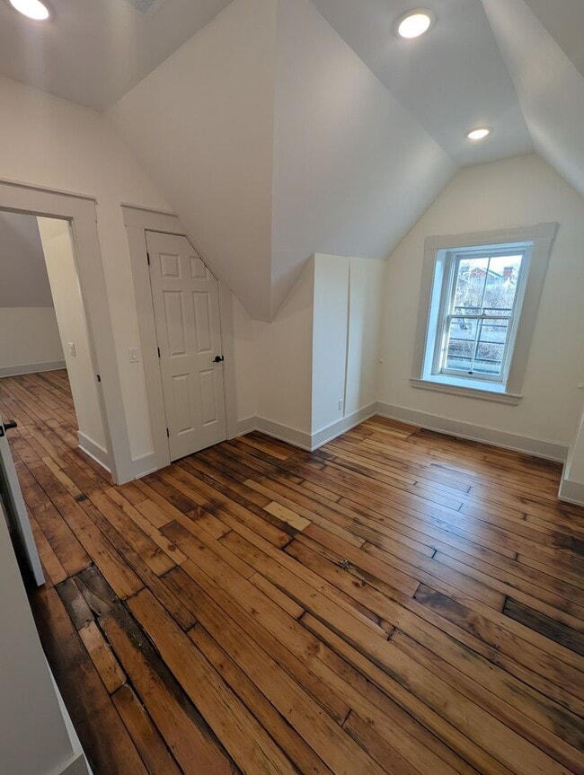 Building Photo - Beautifully Renovated 1 Bed, 1 Bath With In-Unit Washer/Dryer and New Appliances