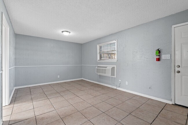 Building Photo - 1820 E Texas St