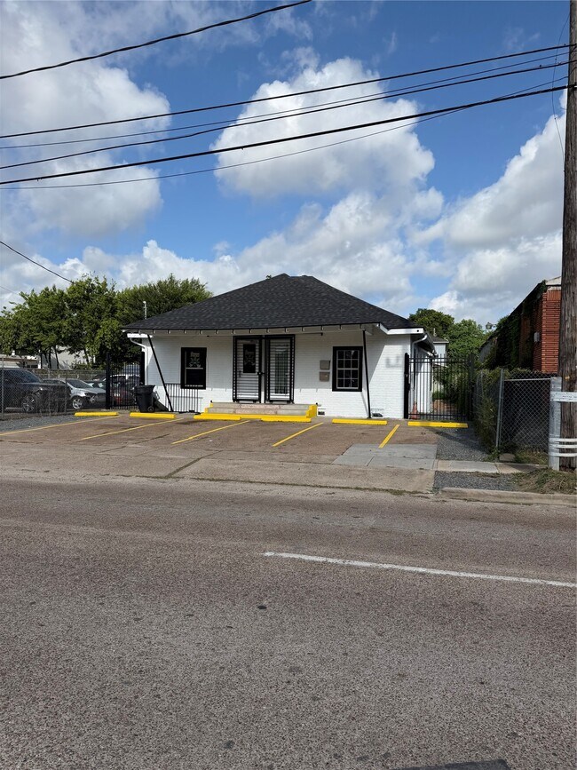 Building Photo - 304 Lockwood Dr