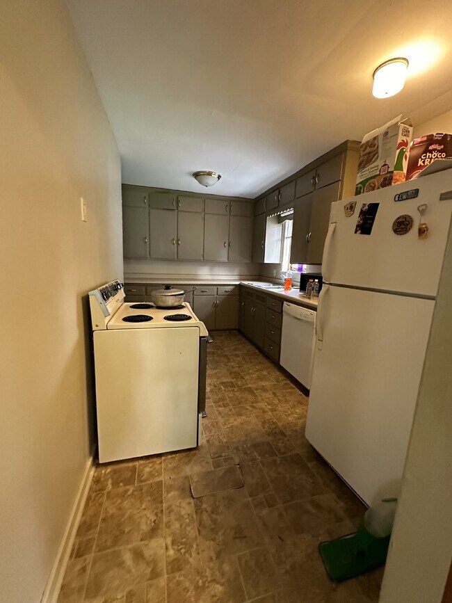 Building Photo - One Bedroom One Bath Unit in Triplex near Downtown and UWEC!