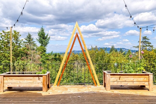 Building Photo - Stunning 1 Bed + Bonus Room/1 Bath Lower-L...