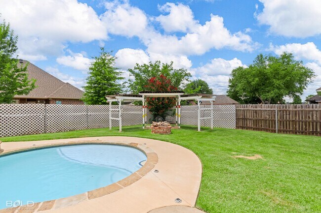 Building Photo - Check Out this 4 Bed 2 Bath with A Pool and Hot Tub