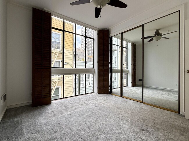 Building Photo - Top Floor Condo in Nob Hill